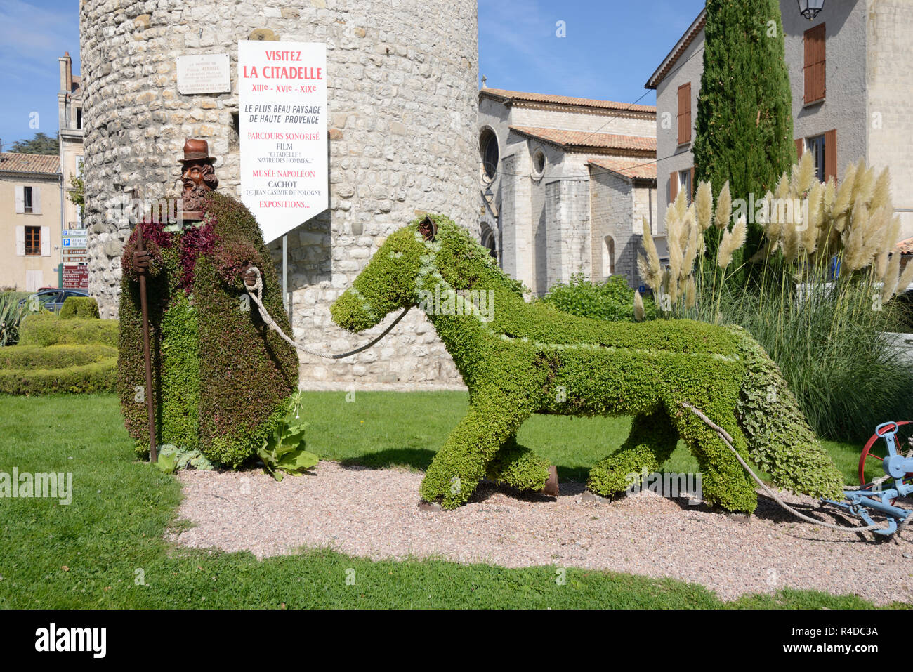 Escultura Topiary de Shephard provenzal o agricultor y burro en Town Square Sisteron Provence Francia Foto de stock