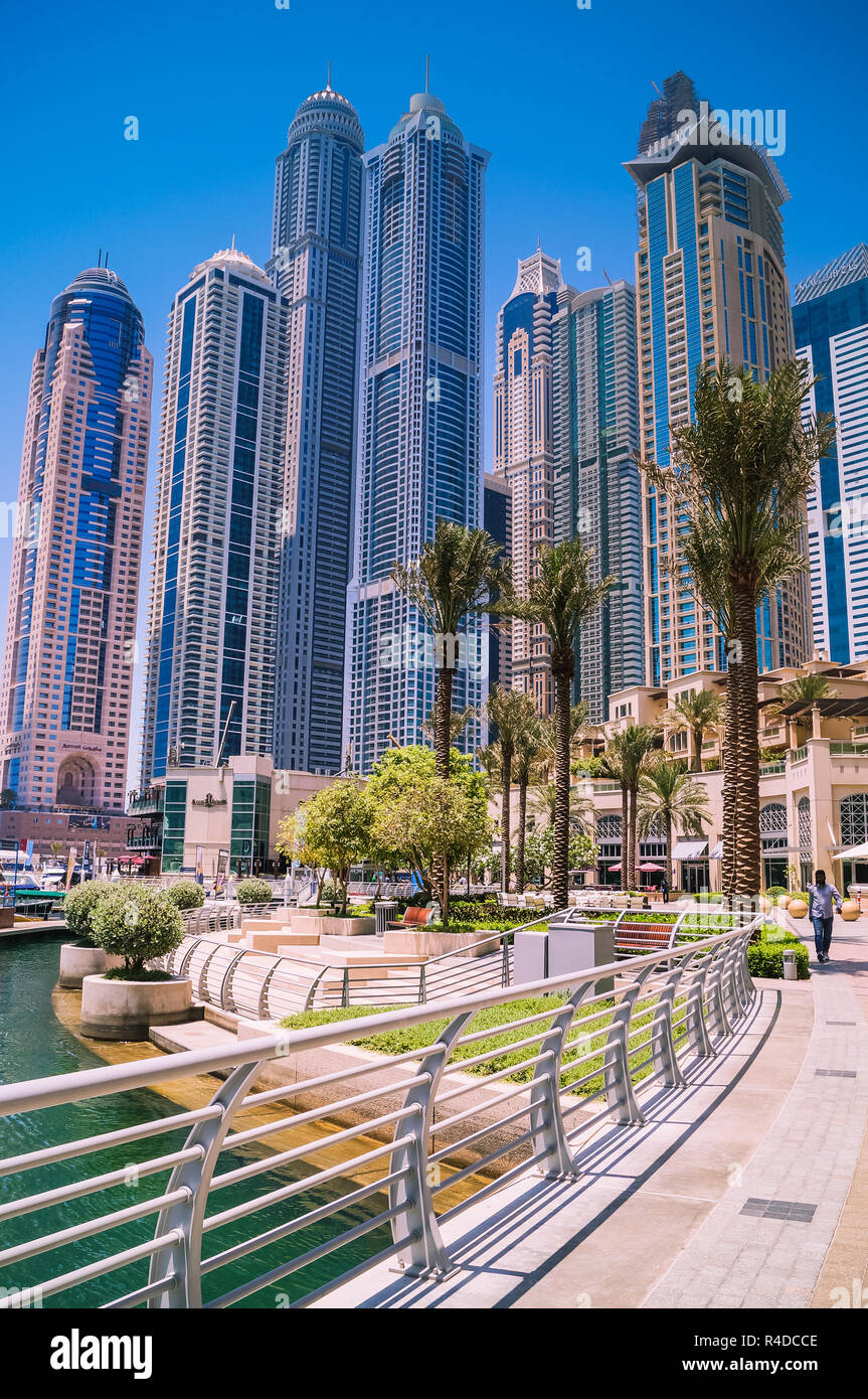Horizonte de Dubai con sus rascacielos en la marina en un día soleado. Concepto de construcción. Foto de stock