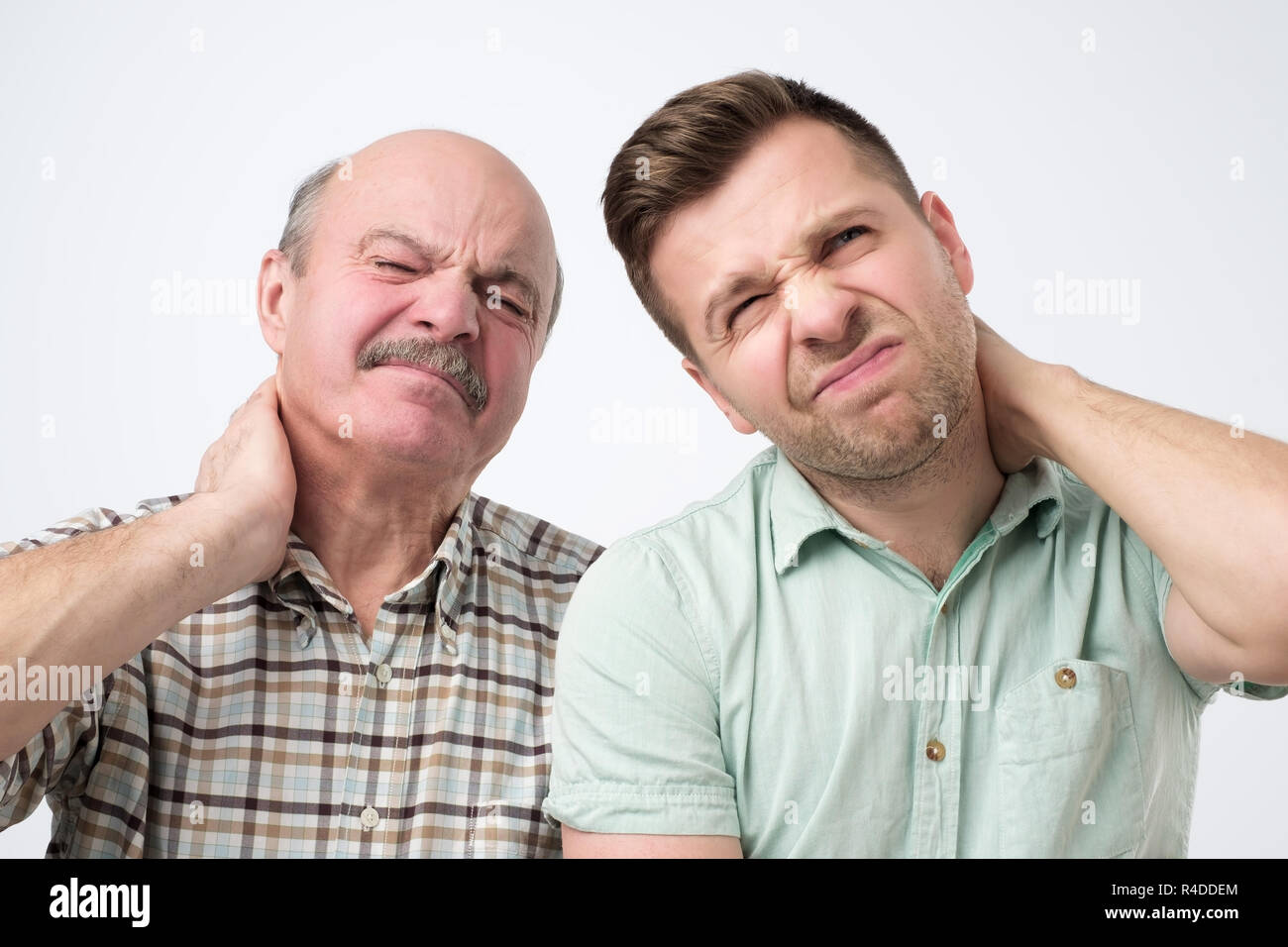 Dos hombres padre hijo ans sufrimiento con dolor de cuello Fotografía de  stock - Alamy