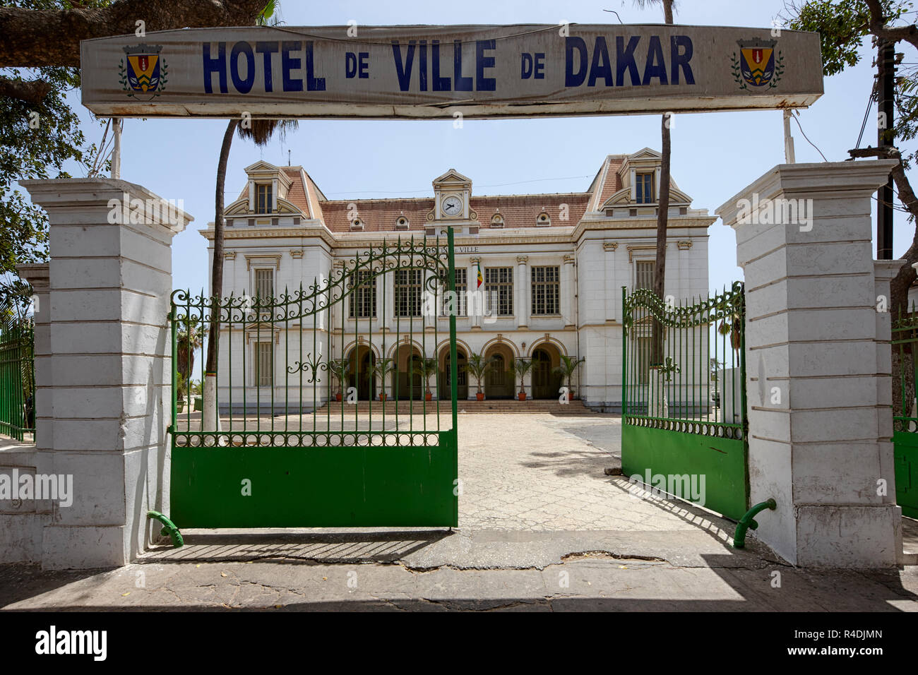 Puerta de entrada del Hotel de Ville de Dakar, Dakar Ayuntamiento en Dakar, Senegal, África Foto de stock