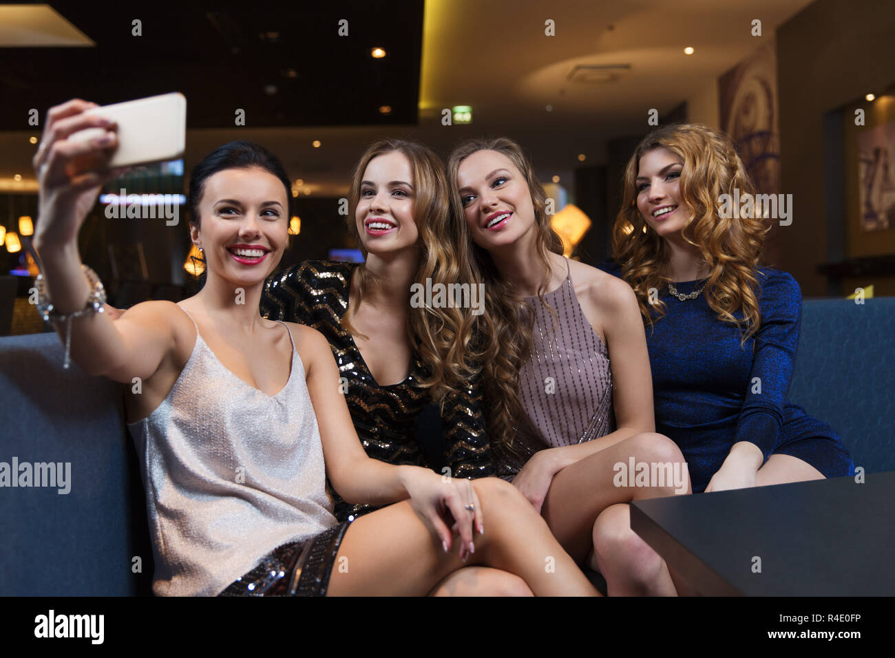 Las mujeres con smartphone teniendo selfie en night club Fotografía de  stock - Alamy