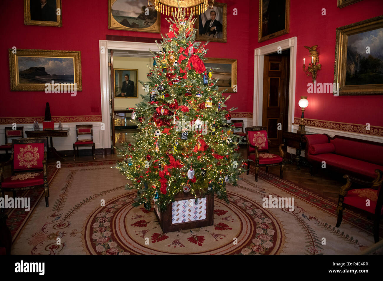 La Casa Blanca de 2018 decoraciones de Navidad, con el lema de "American tesoros" que fueron seleccionados personalmente por primera dama Melania Trump, se anticipó a la prensa en Washington DC el lunes, 26 de noviembre de 2018. En la foto aparece un árbol de Navidad en el centro de la sala Roja Crédito: Ron Sachs/CNP /MediaPunch Foto de stock