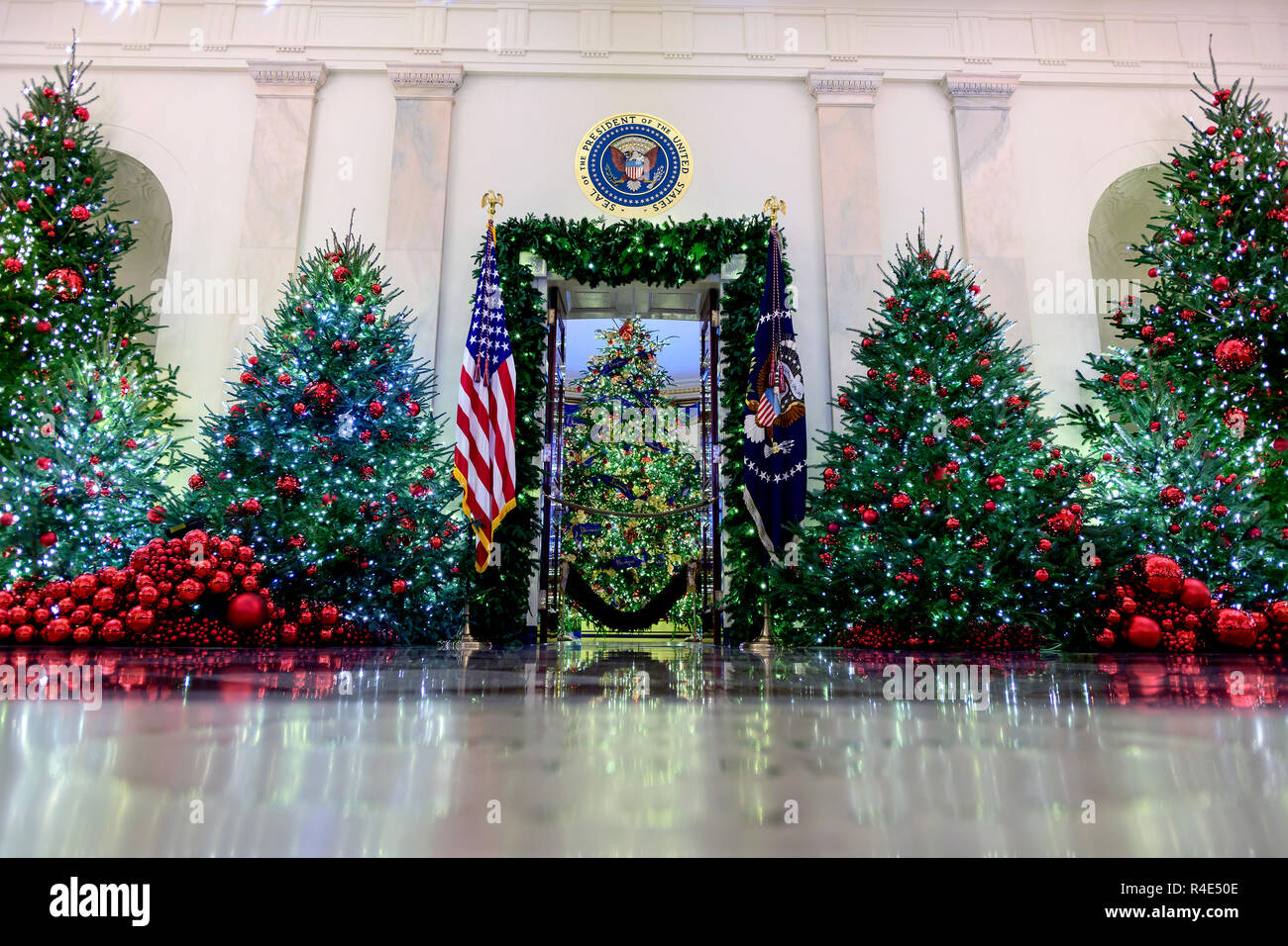 La Casa Blanca de 2018 decoraciones de Navidad, con el lema de "American tesoros" que fueron seleccionados personalmente por primera dama Melania Trump, se anticipó a la prensa en Washington DC el lunes, 26 de noviembre de 2018. Mirando desde este punto de vista es el gran foyer hacia la habitación azul. Crédito: Ron Sachs/CNP /MediaPunch Foto de stock