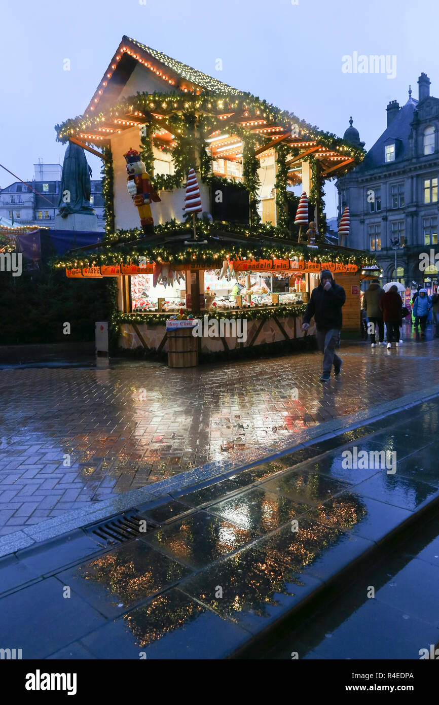 Birmingham, Reino Unido. 27 de noviembre de 2018. Una tarde lluviosa tarde hace normalmente el concurrido mercado navideño alemán de Birmingham un lavado. Peter Lopeman/Alamy Live News Foto de stock