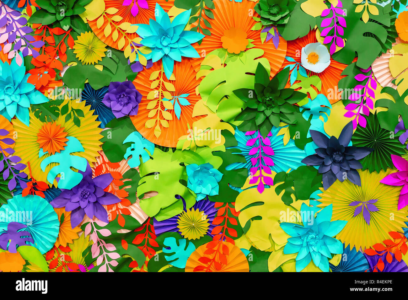 Flor de papel de colores tropicales de fondo. flores multicolores y hojas  de papel Fotografía de stock - Alamy