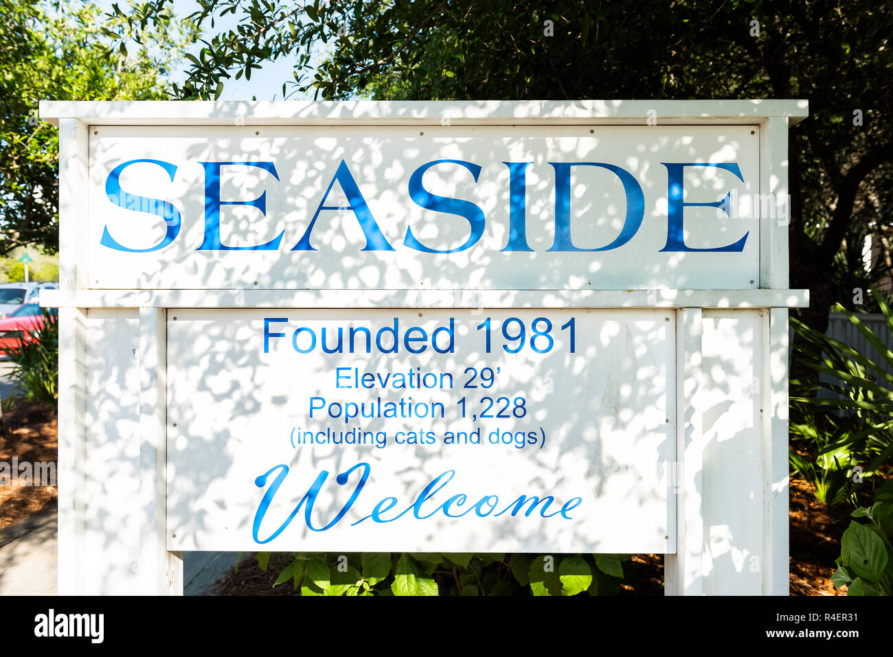 Seaside, ESTADOS UNIDOS - 25 de abril de 2018: Primer plano de la ciudad villa fundada letrero azul por la playa durante el día soleado en la zona Panhandle de Florida en el Golfo de México Foto de stock