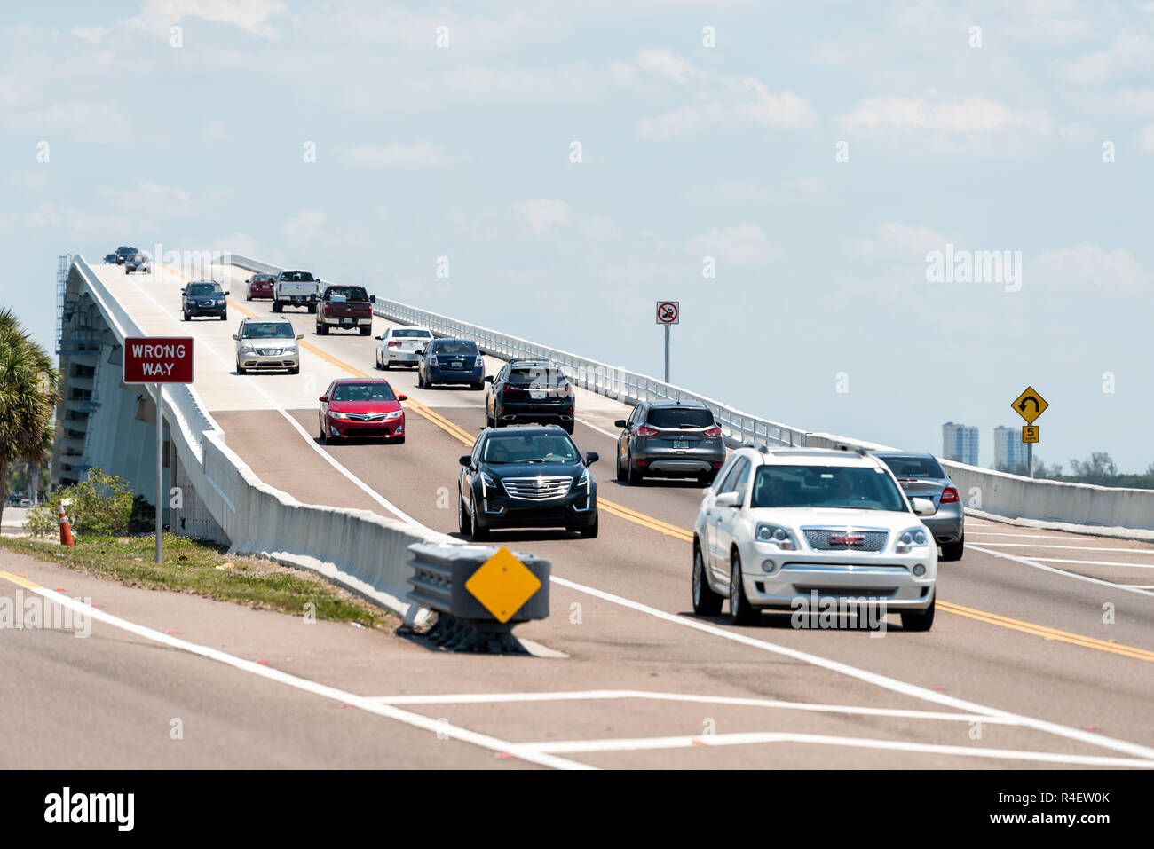 En Sanibel Island, EE.UU. - Abril 29, 2018: Playa durante el día soleado con puente de peaje autopista Causeway por carretera y el tráfico de coches en destino de vacaciones vacaciones Foto de stock