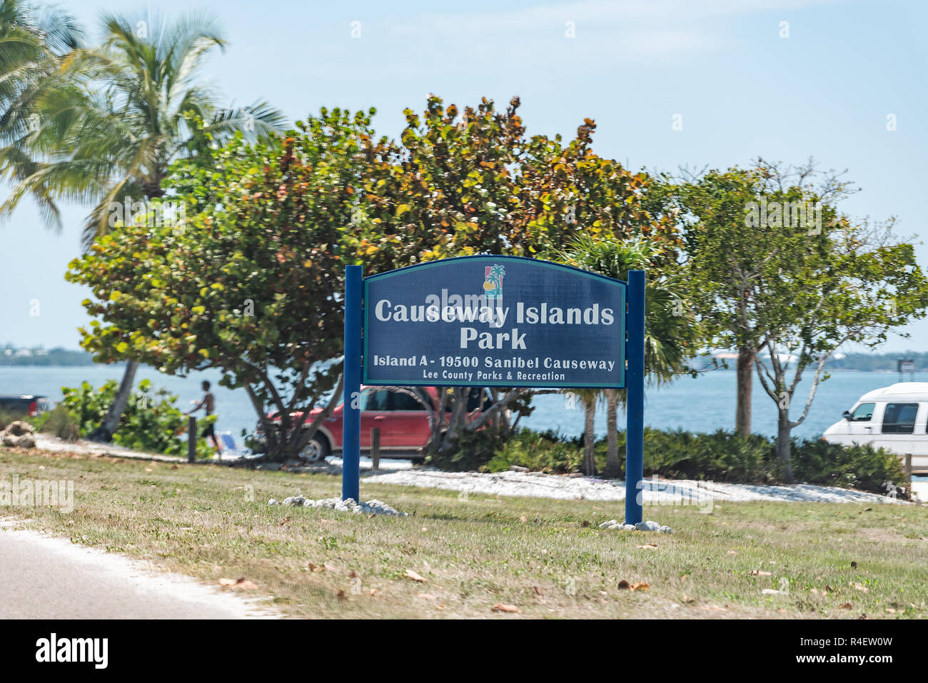En Sanibel Island, EE.UU. - Abril 29, 2018: Causeway Islas firmar por la playa de estacionamiento con los coches, la gente en la costa de Fort Myers, Florida Foto de stock