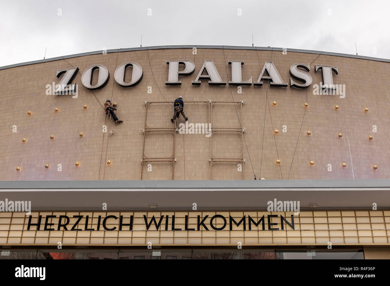 Alemania,Berlín Zoo Palast Cine- trabajadores preparando la fachada de cine de la Berlinale- Internation Festival de Cine Foto de stock