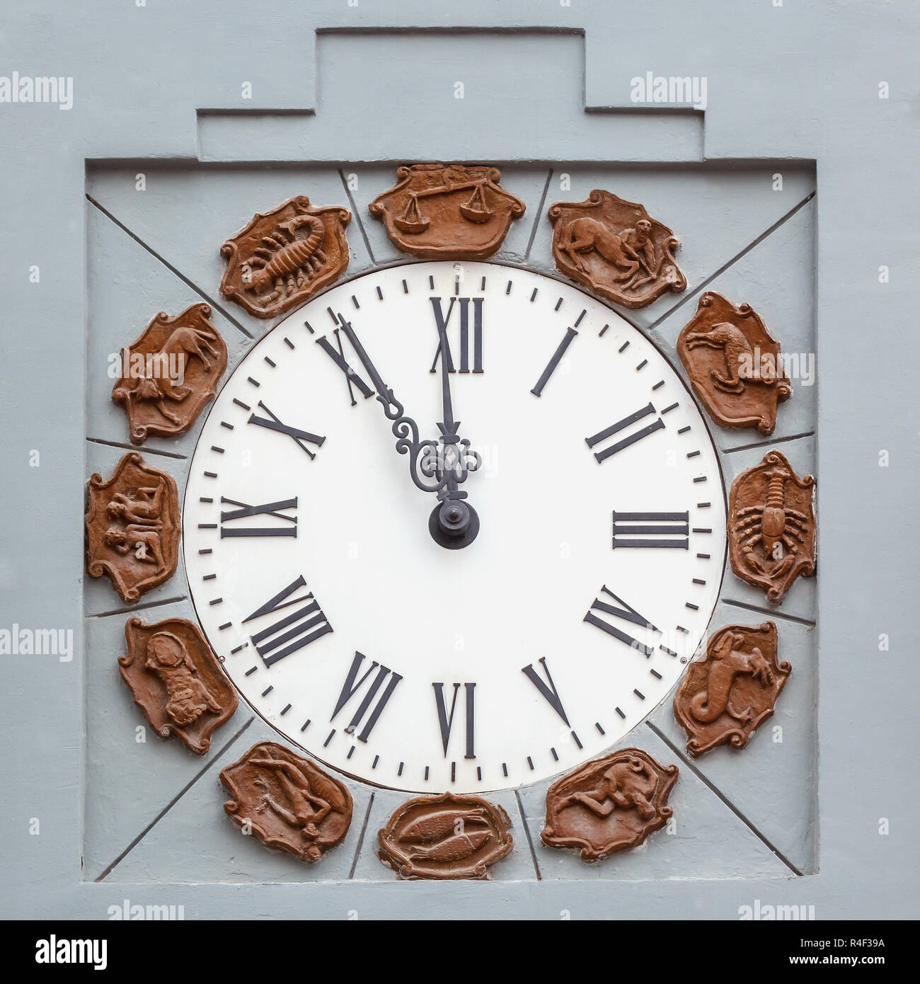 новый год часы. без пяти двенадцать. будильник без пяти двенадцать. новогодние часы полночь. без пяти минут второго.