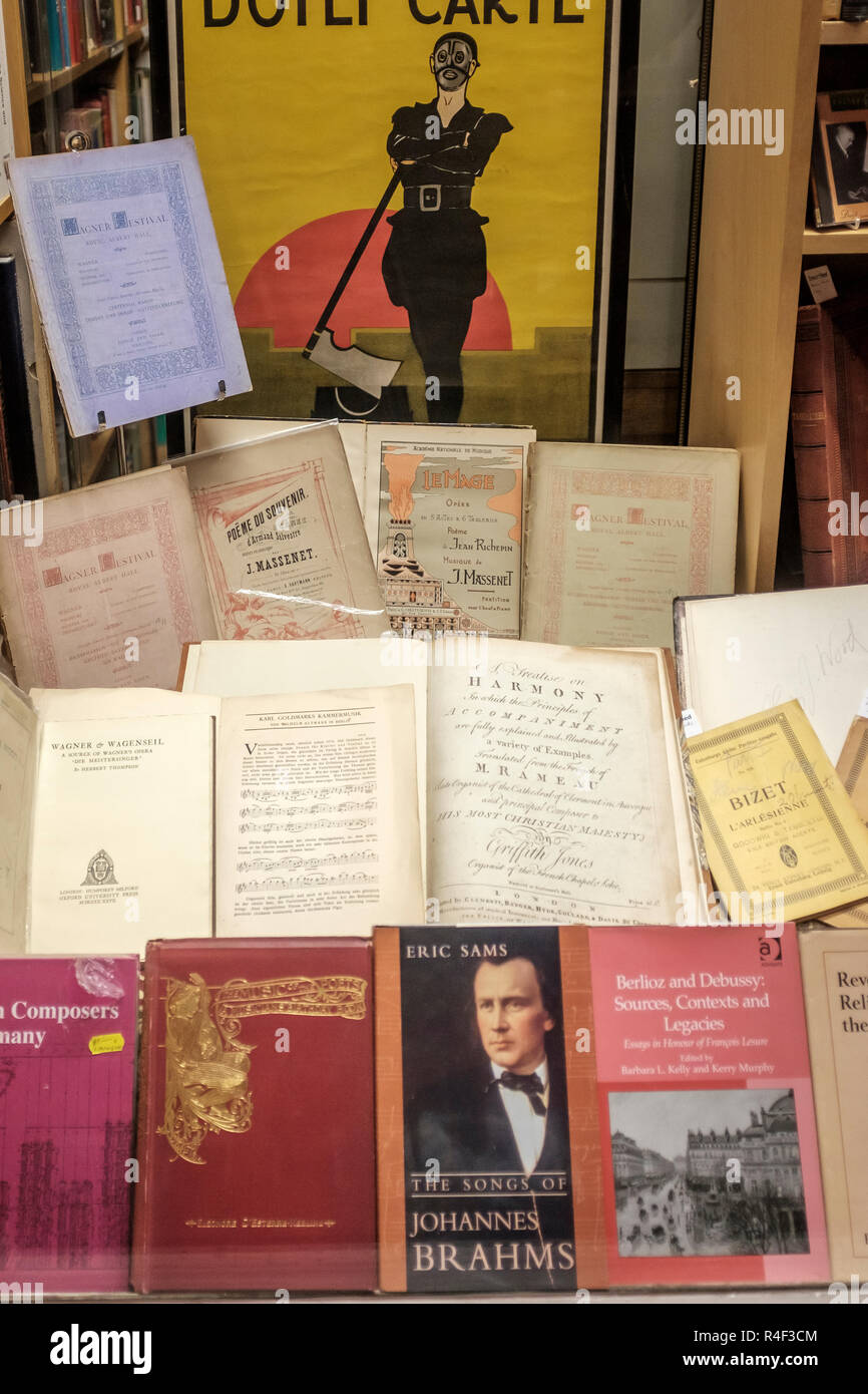 Inglaterra, Londres- interior de anticuario de las librerías que venden títulos de música Foto de stock