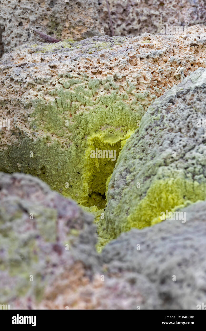 Parque Nacional de Los Volcanes de Hawaii, Hawaii - cristales de azufre puro en los bancos de azufre cerca del volcán Kilauea. El dióxido de azufre (SO2) y el hidrógeno Foto de stock