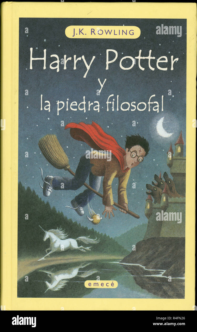 PORTADA DE HARRY POTTER Y LA PIEDRA FILOSOFAL - 1999. Autor: J. K. Rowling,  localización: Colección privada. MADRID. España Fotografía de stock - Alamy