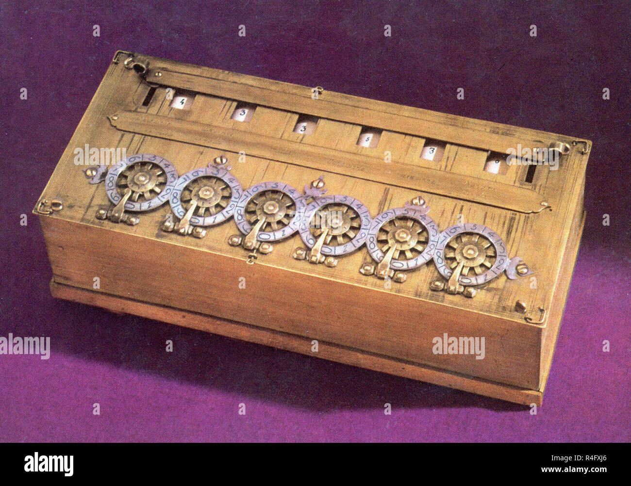 Calculadora PASCALINA inventada por Blaise Pascal en 1642. Ubicación:  Colección privada Fotografía de stock - Alamy