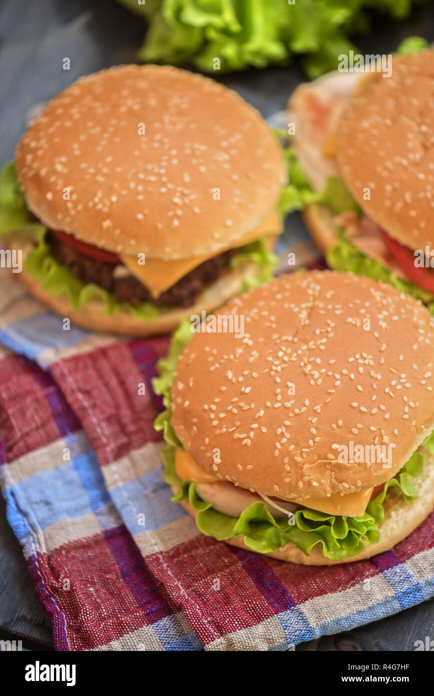 Las hamburguesas hechas en casa Fotografía de stock - Alamy