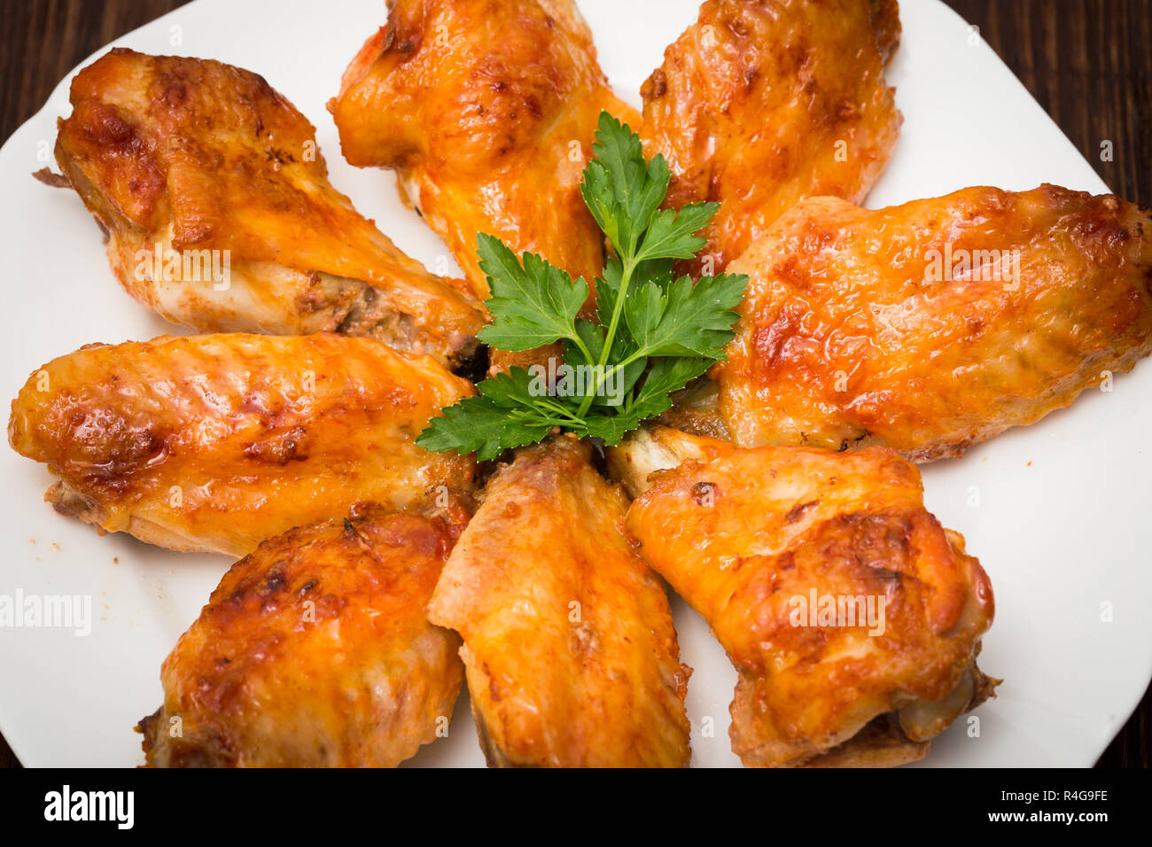 Picante de pollo horneado con perejil Foto de stock