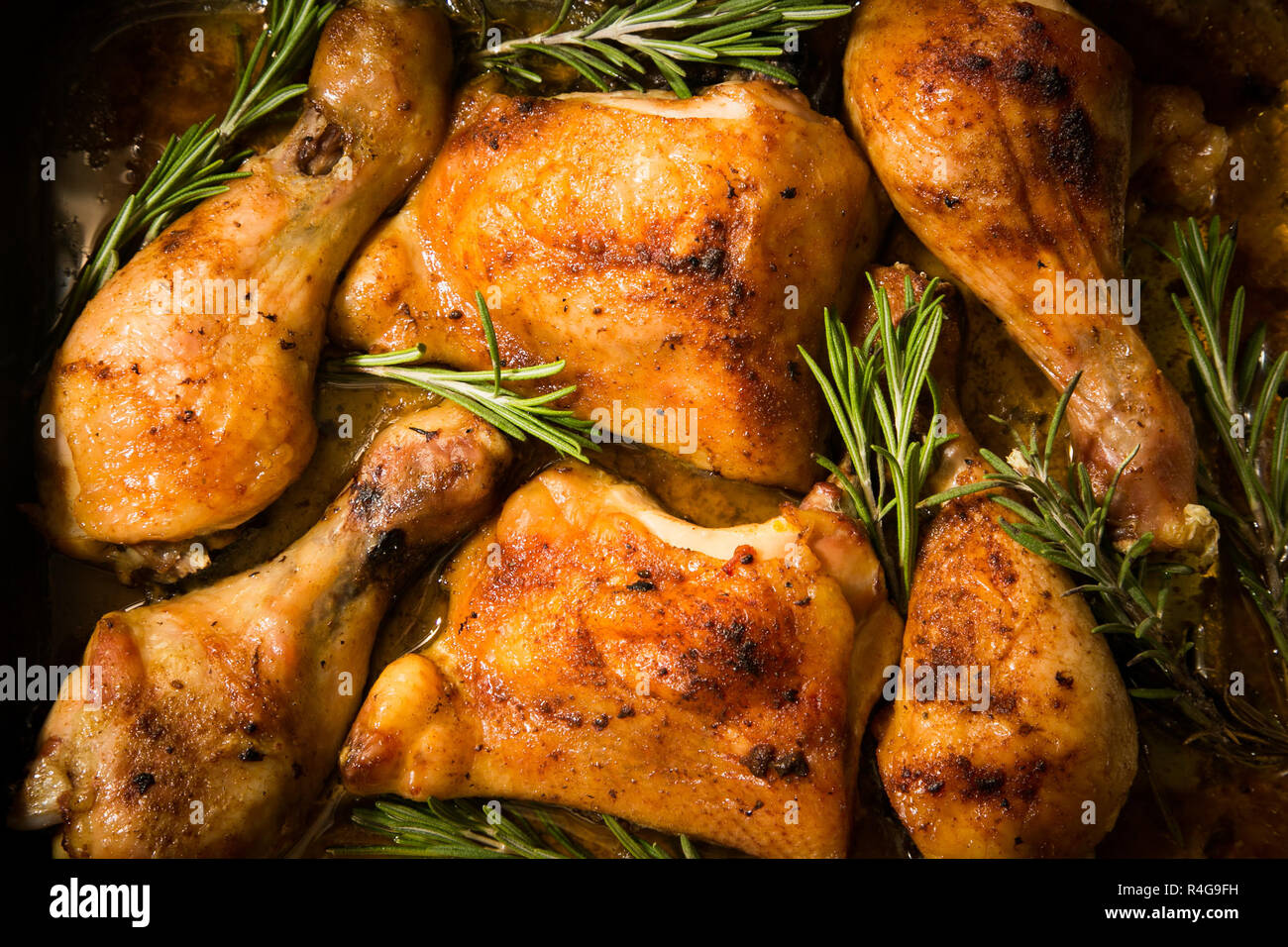 Picante de pollo horneado con perejil Foto de stock