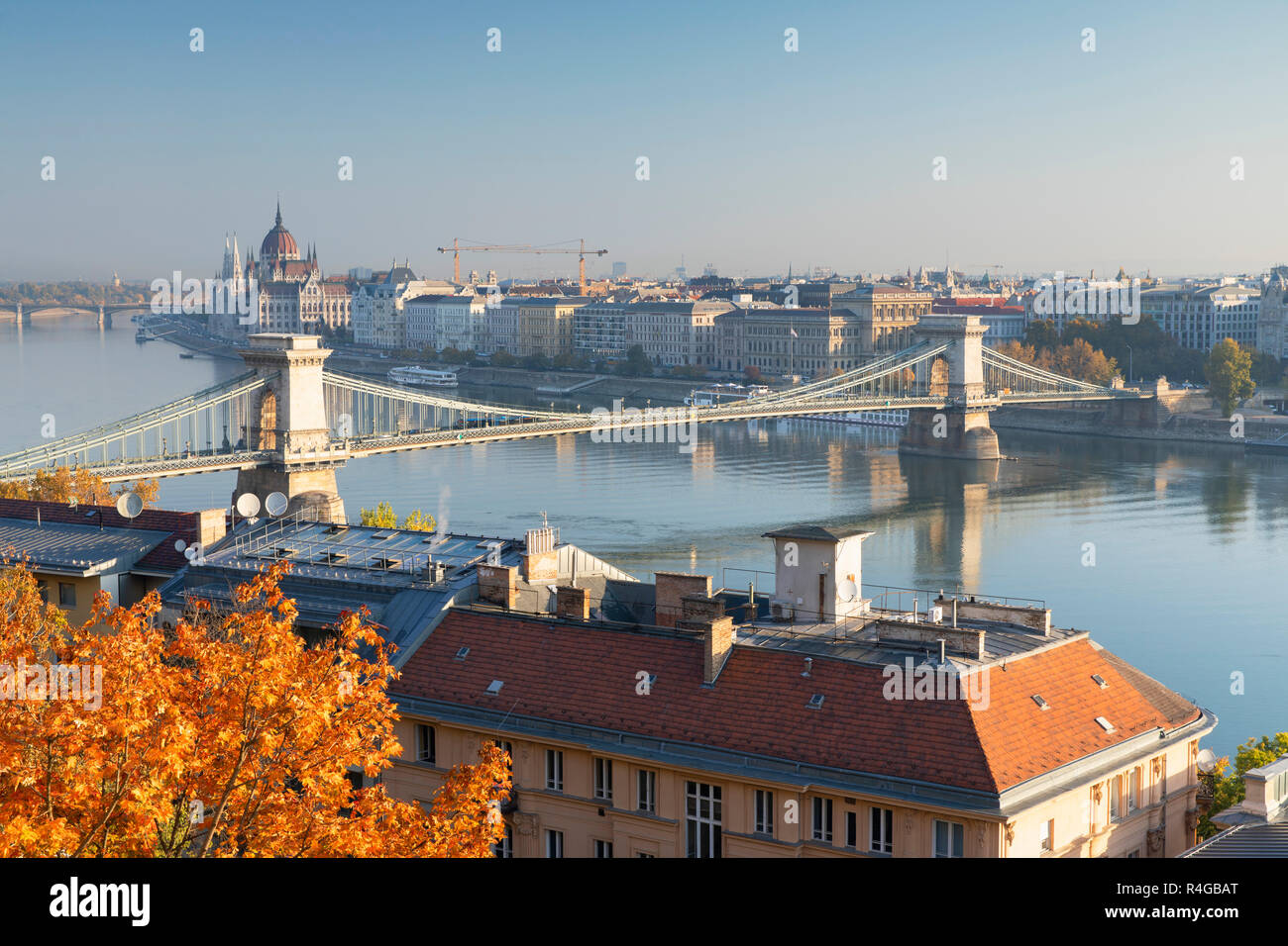 Puente de las cadenas (Szechenyi Bridge) y el edificio del Parlamento, Budapest, Hungría Foto de stock