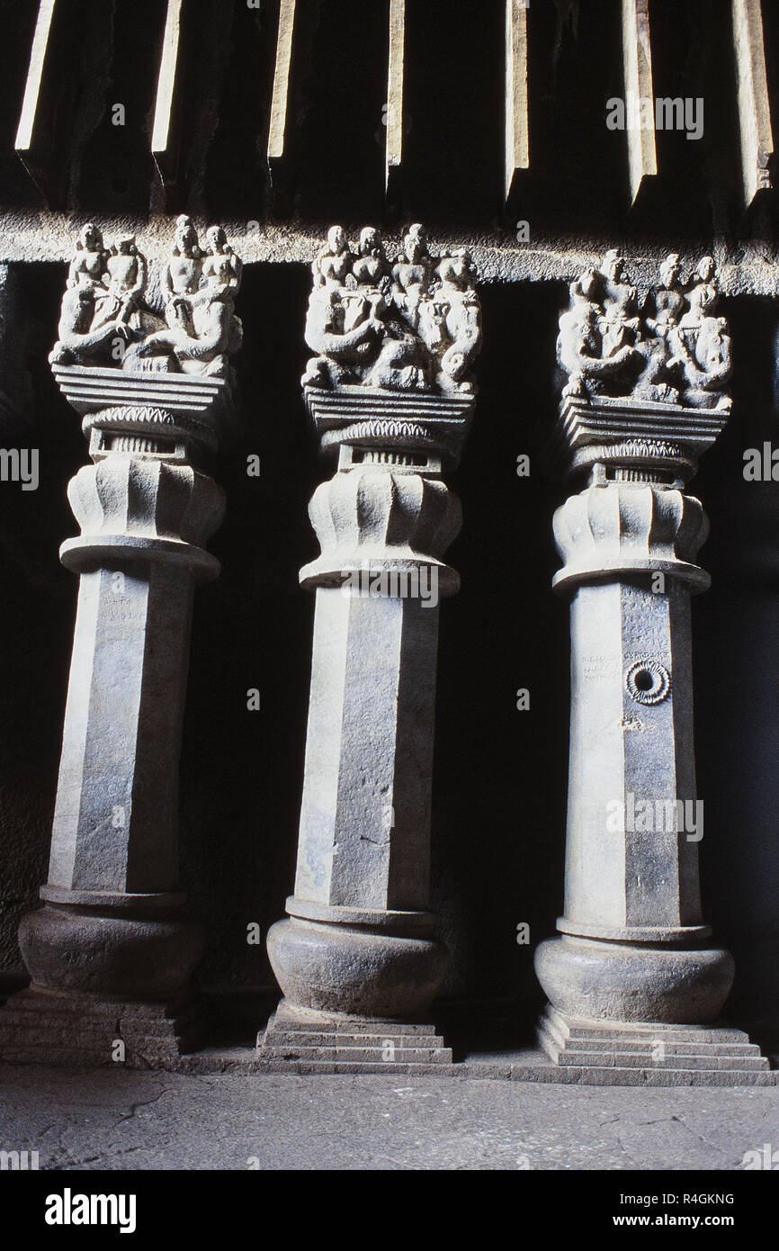 Pilares de piedra tallados en Karla Cuevas, Lonavala, Pune, Maharashtra, India, Asia Foto de stock