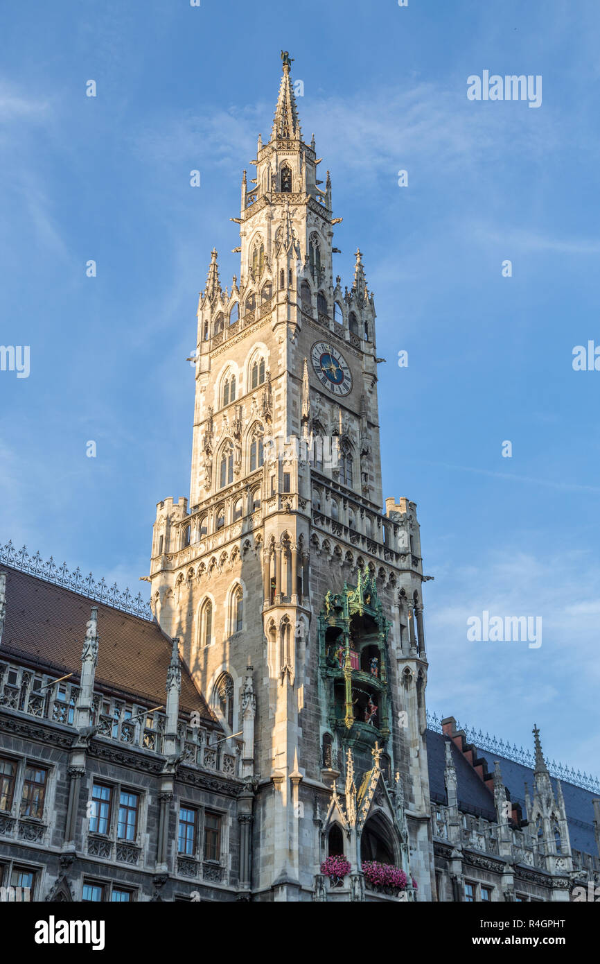 La torre del Ayuntamiento con el Glockenspiel, el nuevo ayuntamiento, Munich, la Alta Baviera, Baviera, Alemania Foto de stock