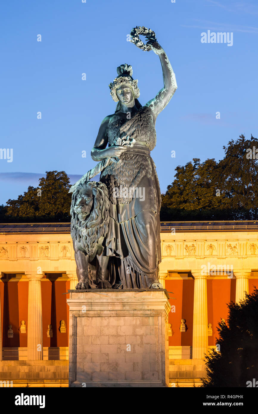 Estatua de bronce de Baviera en frente del Hall de la Fama, al anochecer, el Theresienwiese, Munich, Alemania Foto de stock