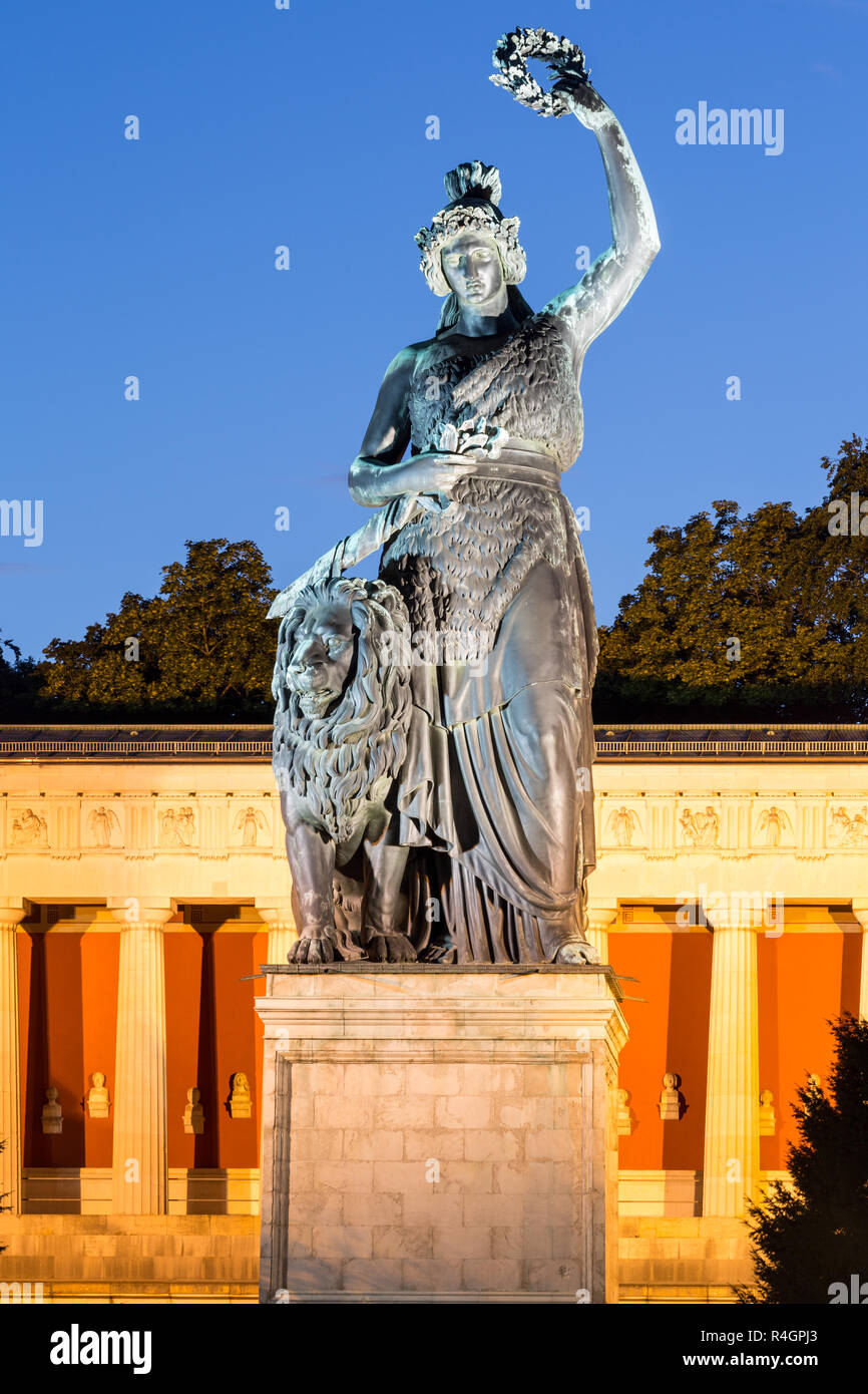 Estatua de bronce de Baviera en frente del Hall de la Fama, al anochecer, el Theresienwiese, Munich, Alemania Foto de stock