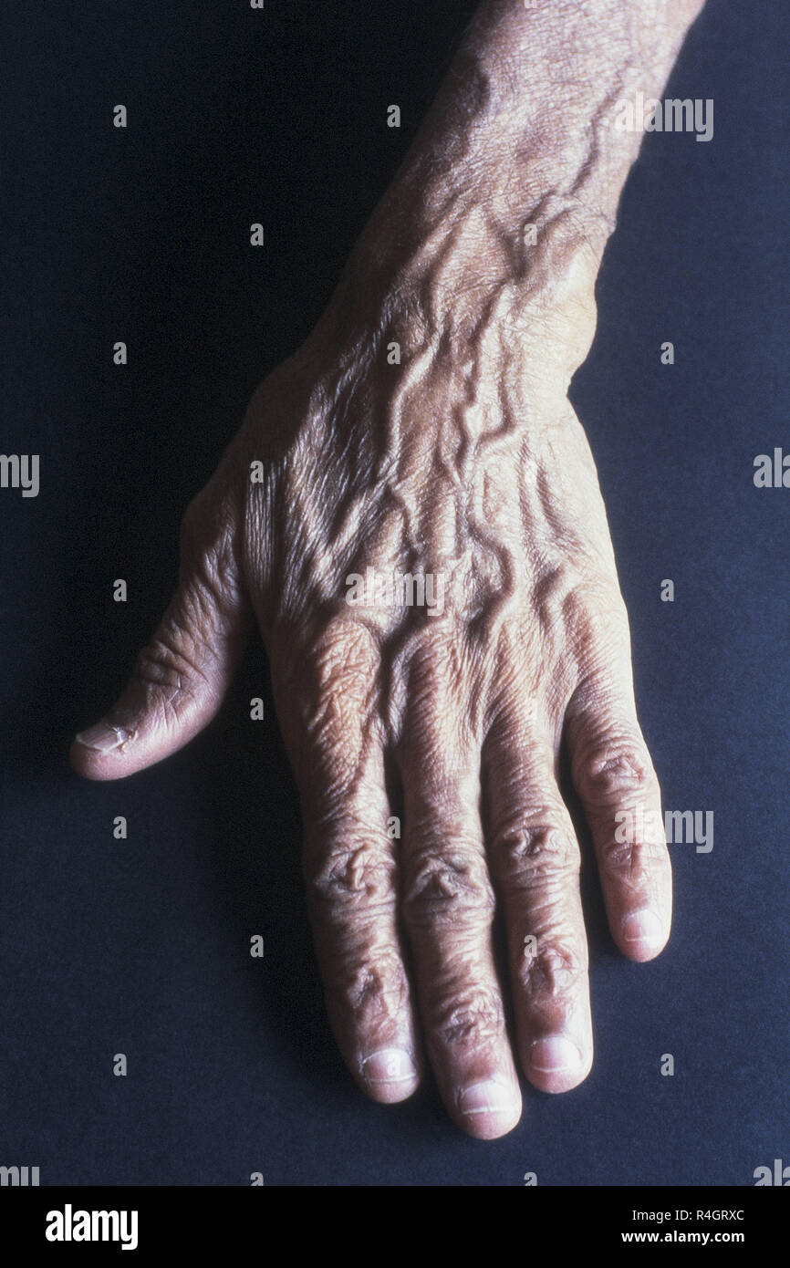 Arrugado de manos de un hombre viejo, Mumbai, India, Asia Foto de stock