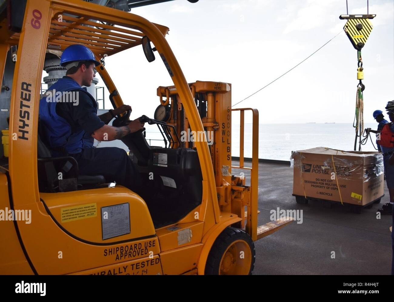 Golfo de Adén (Sept. 29, 2018) Boatswain's Mate de 3ª Clase, Jeremy Kimball opera un montacargas durante un onload de mercancías mientras desplegadas a bordo del USS Lewis B. Extractor (ESB) 3. El expedicionario mar plataforma base admite la Fuerza Naval Anfibia, Task Force 51, 5ª Brigada Expedicionaria de la Marina las diversas misiones que incluyan la respuesta a las crisis, airborne remoción de contramedidas, contra-piratería operaciones, operaciones de seguridad marítima y de la ayuda humanitaria y de socorro en casos de desastre permitiendo misiones aunque TF 51/5 para extender su presencia expedicionario en las regiones más inestables del mundo. Foto de stock