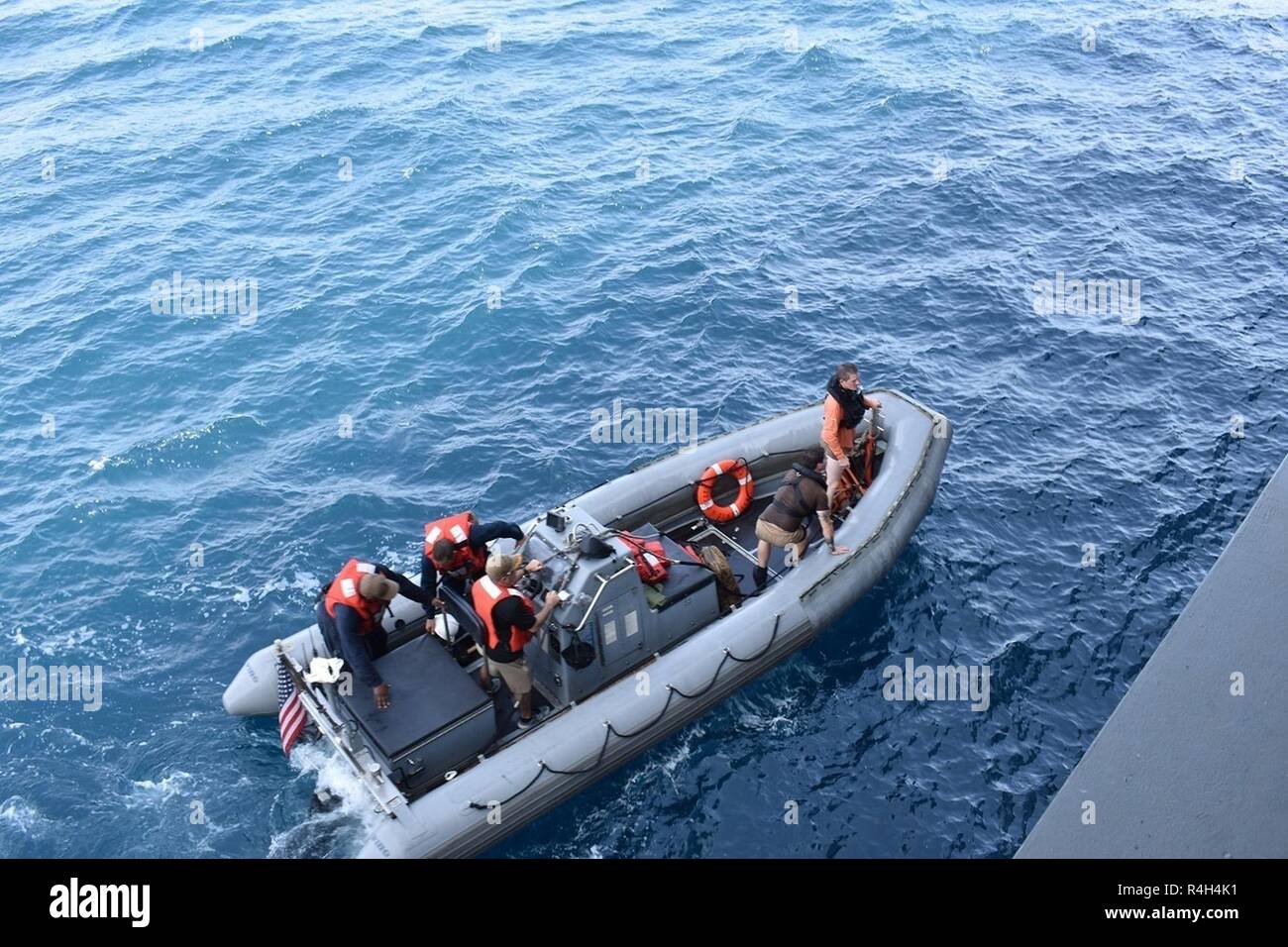 Golfo de Adén (Sept. 30, 2018) Comandante El Capitán Joseph Femino, USS Lewis B. Extractor (ESB 3), dirige el bote inflable de casco rígido como la búsqueda y rescate de nadadores se preparan para pequeñas embarcaciones de búsqueda y rescate de la formación. El expedicionario mar plataforma base admite la Fuerza Naval Anfibia, Task Force 51, 5ª Brigada Expedicionaria de la Marina las diversas misiones que incluyan la respuesta a las crisis, airborne remoción de contramedidas, contra-piratería operaciones, operaciones de seguridad marítima y de la ayuda humanitaria y de socorro en casos de desastre permitiendo misiones aunque TF 51/5 para ampliar su presencia en el mundo expedicionario más vol Foto de stock