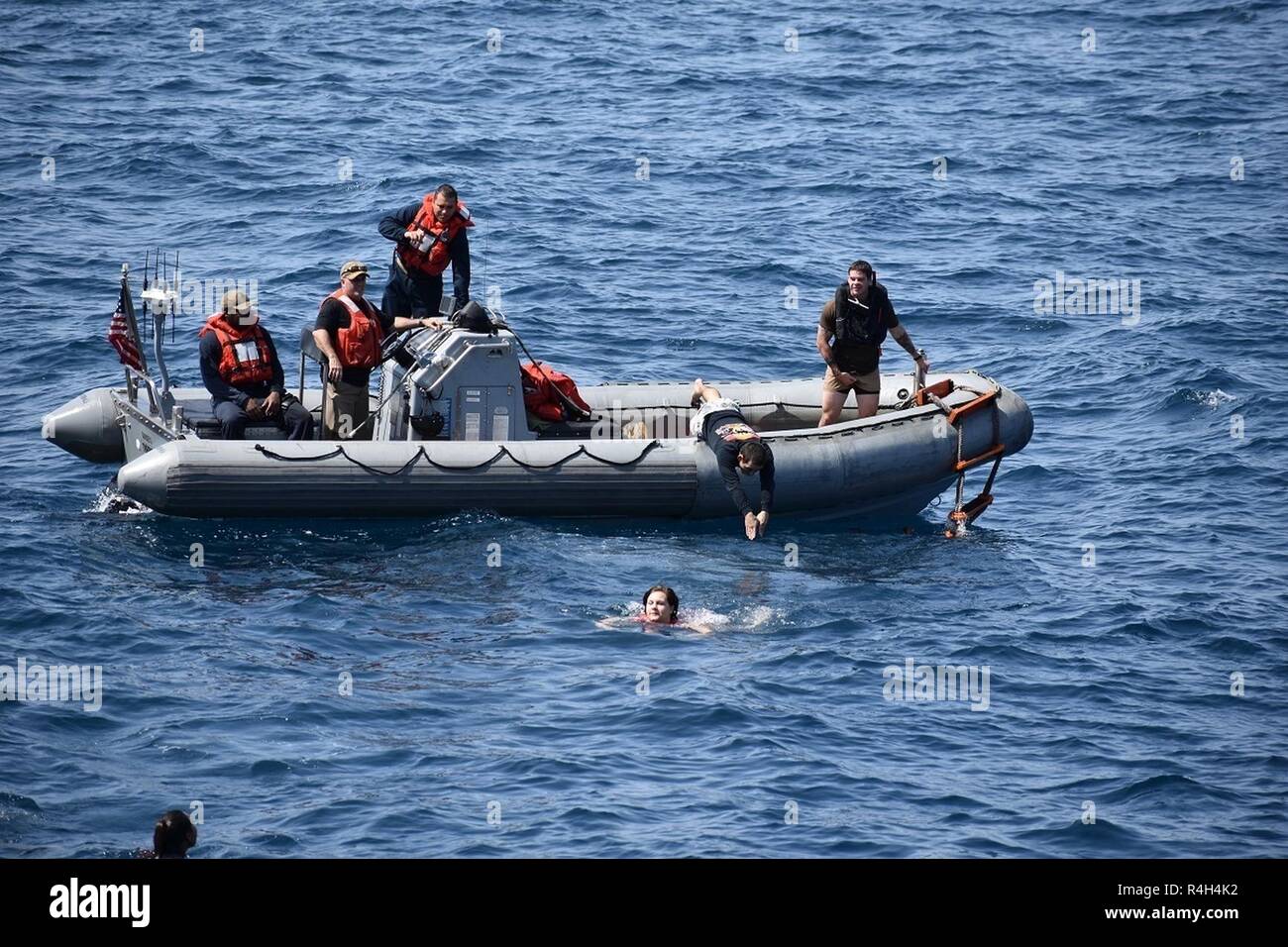 Golfo de Adén (Sept. 30, 2018) técnico electrónico de 3ª clase Eric Rivera inmersiones fuera del casco rígido bote hinchable durante una llamada mientras nado desplegados a bordo del USS Lewis B. Extractor (ESB) 3. El expedicionario mar plataforma base admite la Fuerza Naval Anfibia, Task Force 51, 5ª Brigada Expedicionaria de la Marina las diversas misiones que incluyan la respuesta a las crisis, airborne remoción de contramedidas, contra-piratería operaciones, operaciones de seguridad marítima y de la ayuda humanitaria y de socorro en casos de desastre permitiendo misiones aunque TF 51/5 para extender su presencia expedicionario en las regiones más inestables del mundo. Foto de stock