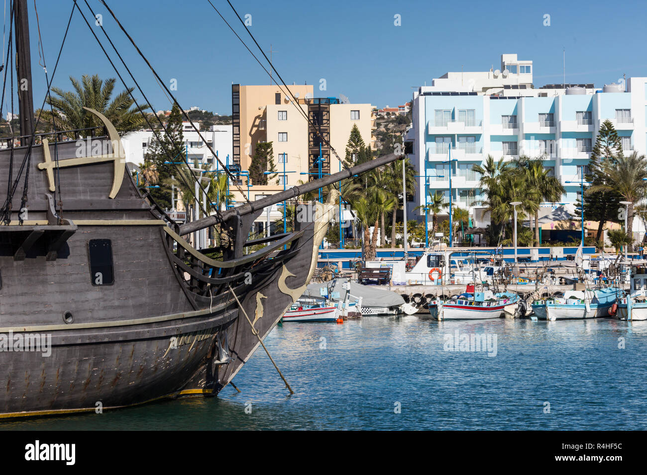 Los barcos de pesca en el puerto. Chipre. Aja-napa. Foto de stock