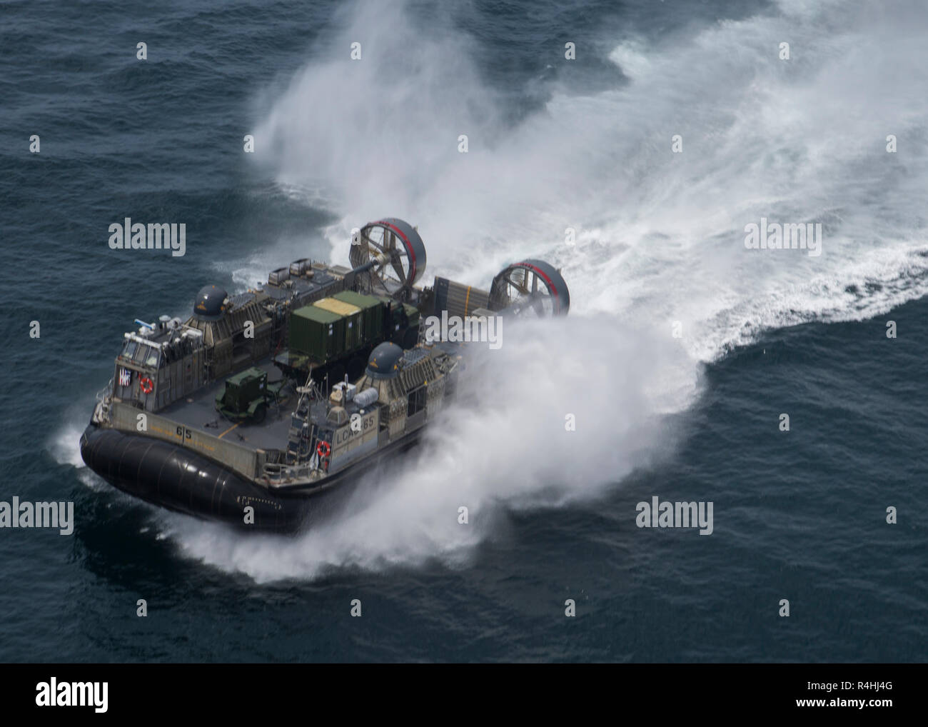 La Marina de los EE.UU. Desembarco, aire acolchadas hovercraft transporta Marines y equipamiento con un fin especial Marine Air-Ground Task Force - Perú durante una asistencia humanitaria y de socorro en casos de desastre ejercer fuera de la costa de la playa de Chorrillos, cerca de Lima, Perú, el 24 de noviembre, 2018. SPMAGTF-Perú, la meta es demostrar la asistencia humanitaria y de socorro en casos de catástrofe, reuniendo las capacidades de Marines y marineros a bordo el Somerset y fuerzas navales peruanas como una fuerza marítima multinacional. La misión integrada es parte del Comando Sur de EEUU la promesa perdurable iniciativas Foto de stock