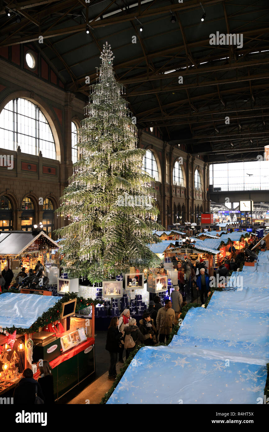 Mercado de Navidad en la estación de trenes de Zurich, Zurich, Suiza,  Europa Fotografía de stock - Alamy
