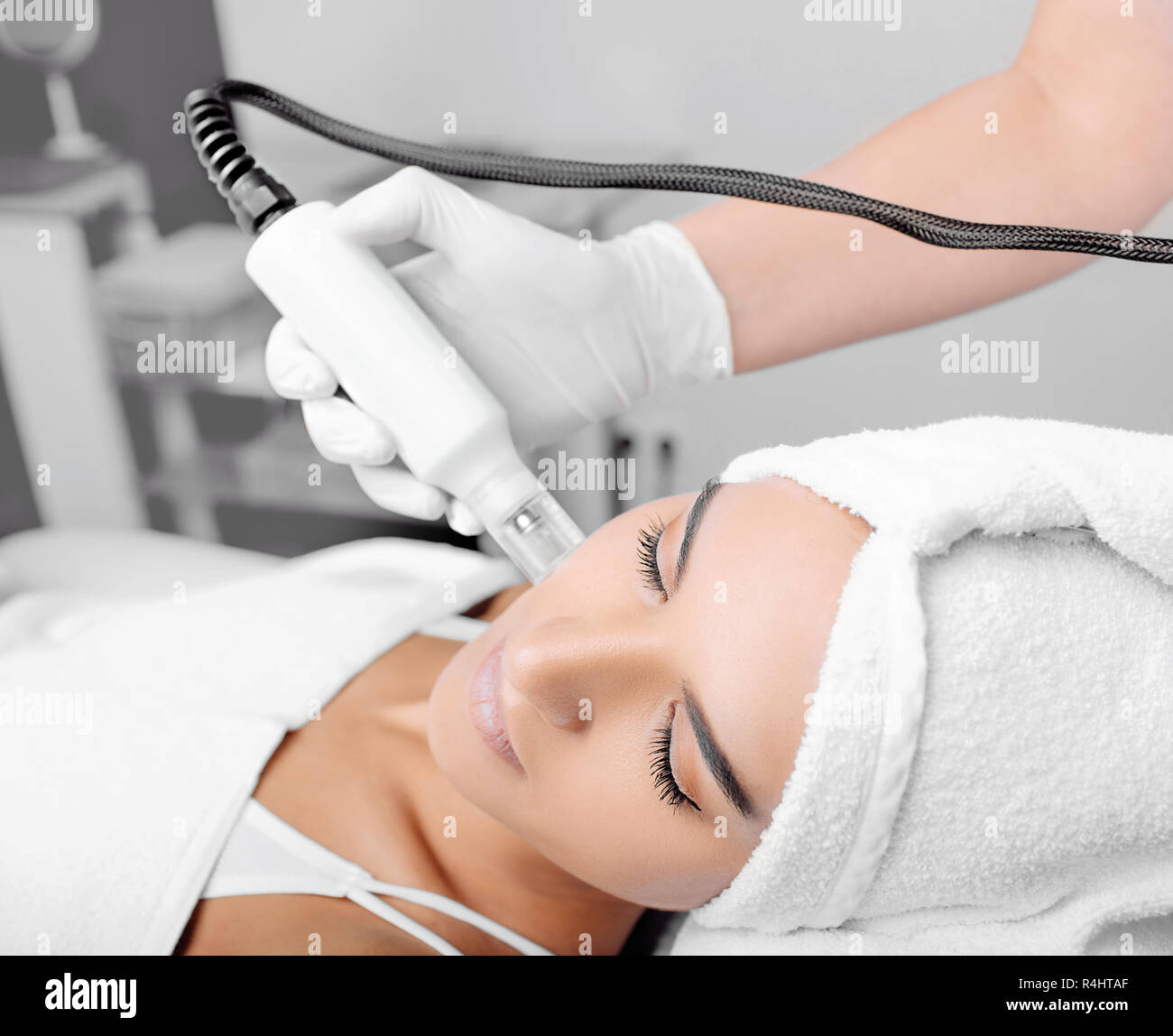 Mujer recibiendo sin agujas mesoterapia de alta frecuencia en un salón de  belleza. Procedimiento no invasivo para el rejuvenecimiento de la piel  Fotografía de stock - Alamy