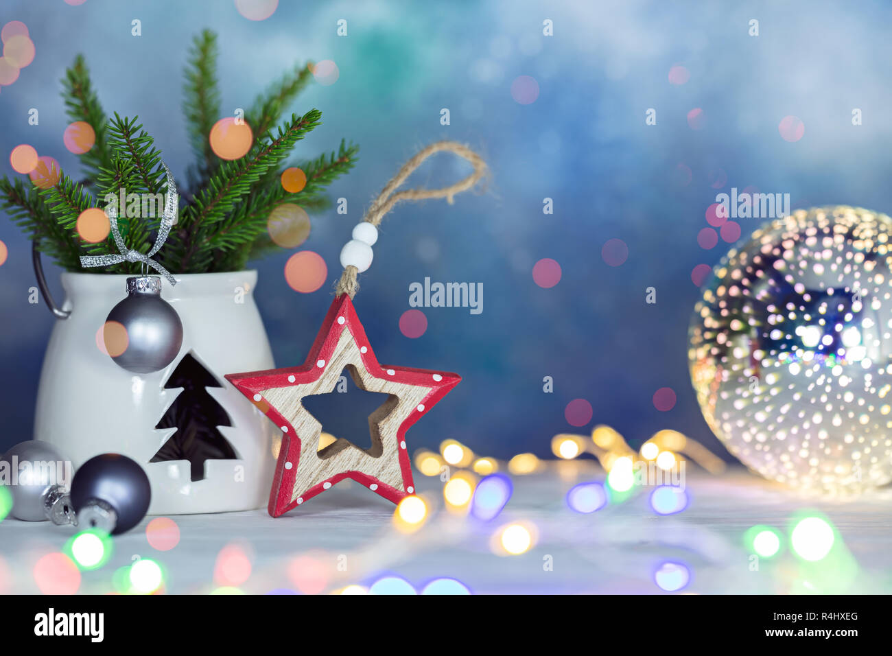 Las vacaciones de año nuevo decoración festiva con ramas de árbol de Navidad, artículos de decoración, y la resplandeciente luz retro guirnaldas Foto de stock
