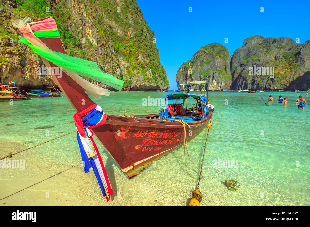Maya Bay, Phi Phi Leh, Tailandia - Diciembre 31, 2015:popular playa celestial Maya Bay en Ko Phi Phi Leh con coloridos botes de cola larga y colinas de piedra caliza en el fondo. Islas tailandesas en el Mar de Andaman. Foto de stock