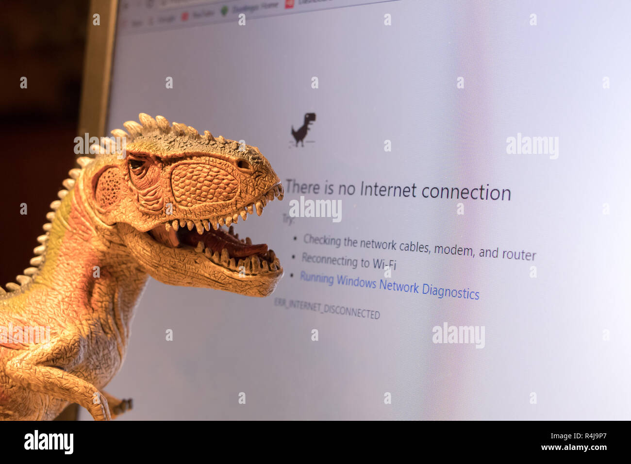 No hay conexión a internet con un juguete de dinosaurio Fotografía de stock  - Alamy