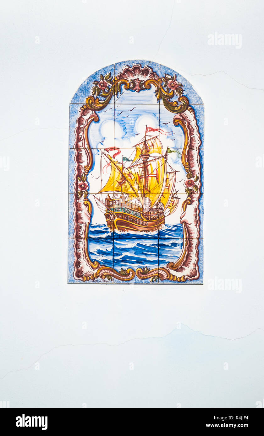 Mosaico de azulejo tradicional pintura muestra una caravell, l Foto de stock