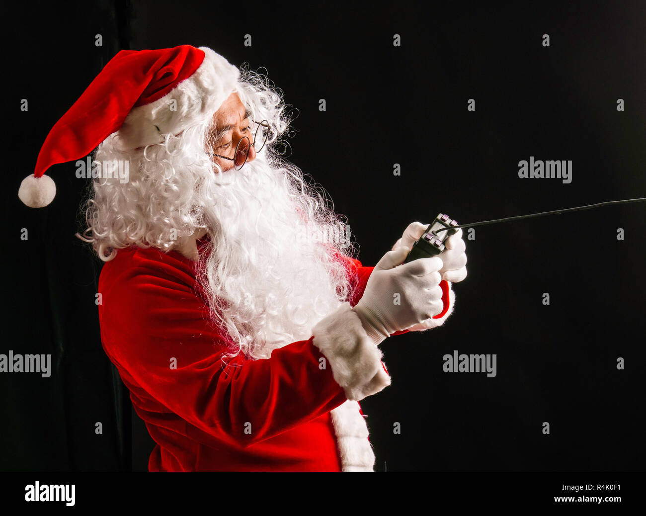 Juego De Santa Claus Foto De Estudio Sobre Fondo Negro Para La Familia Dando Temporada Navidad Ano Nuevo Vacaciones Viajes Cristiana Y Reunir Con Fotografia De Stock Alamy