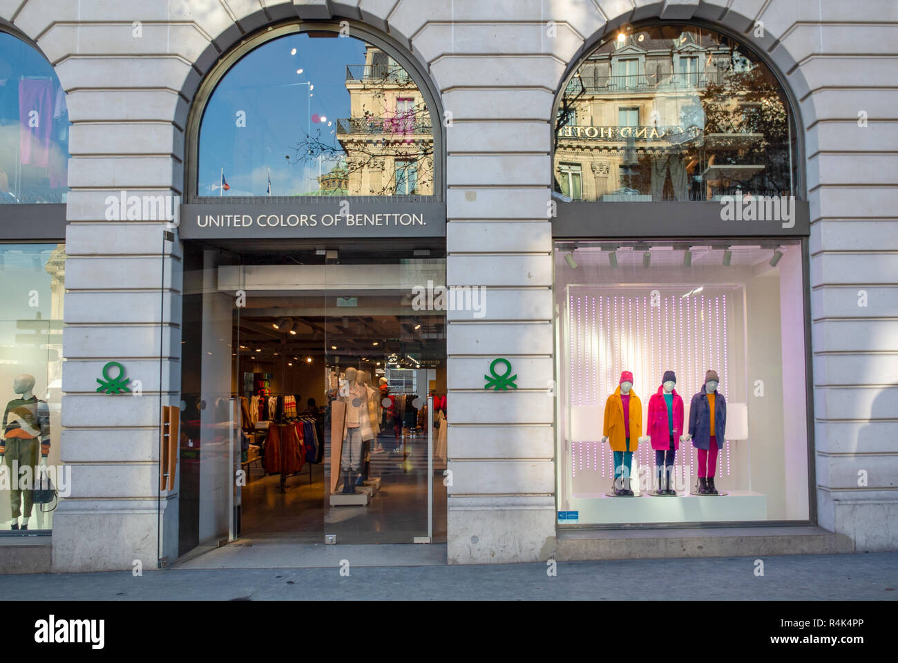 Paris france clothes shop sign fotografías e imágenes de alta resolución -  Alamy
