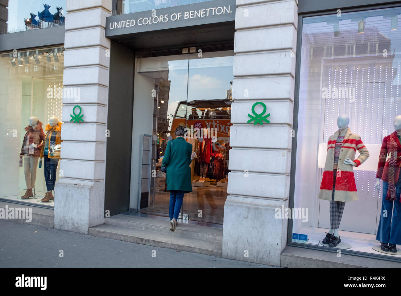 París, Francia, colores unidos de Benetton Fotografía de stock - Alamy
