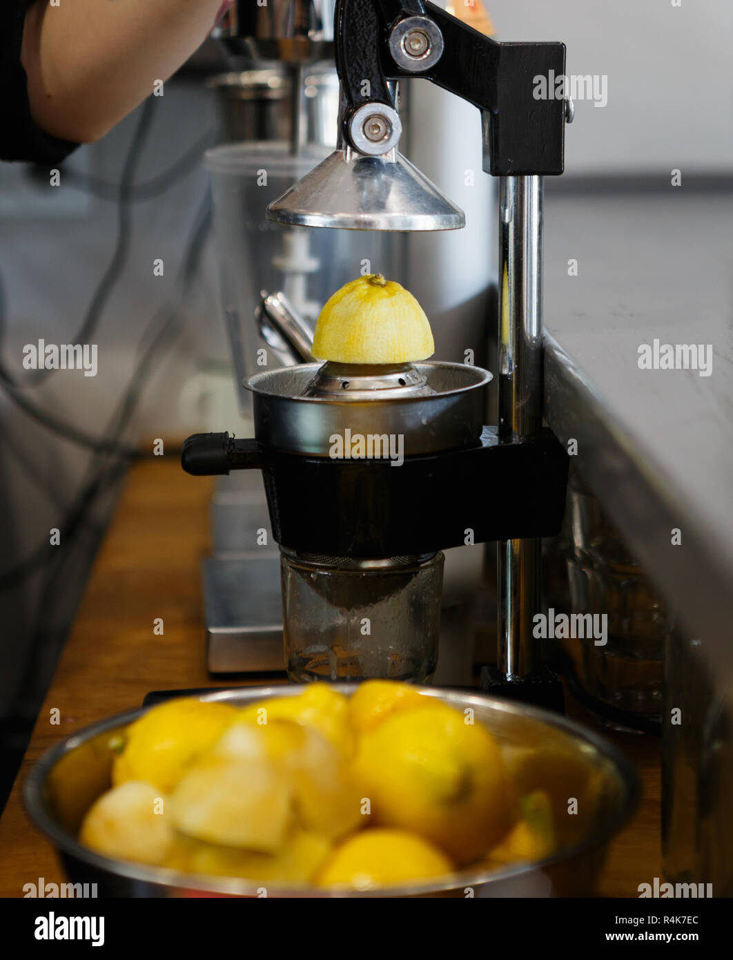 Obligar Positivo La cabra Billy Máquina exprimidora de limón en cafe exprime limones frescos para zumos  Fotografía de stock - Alamy