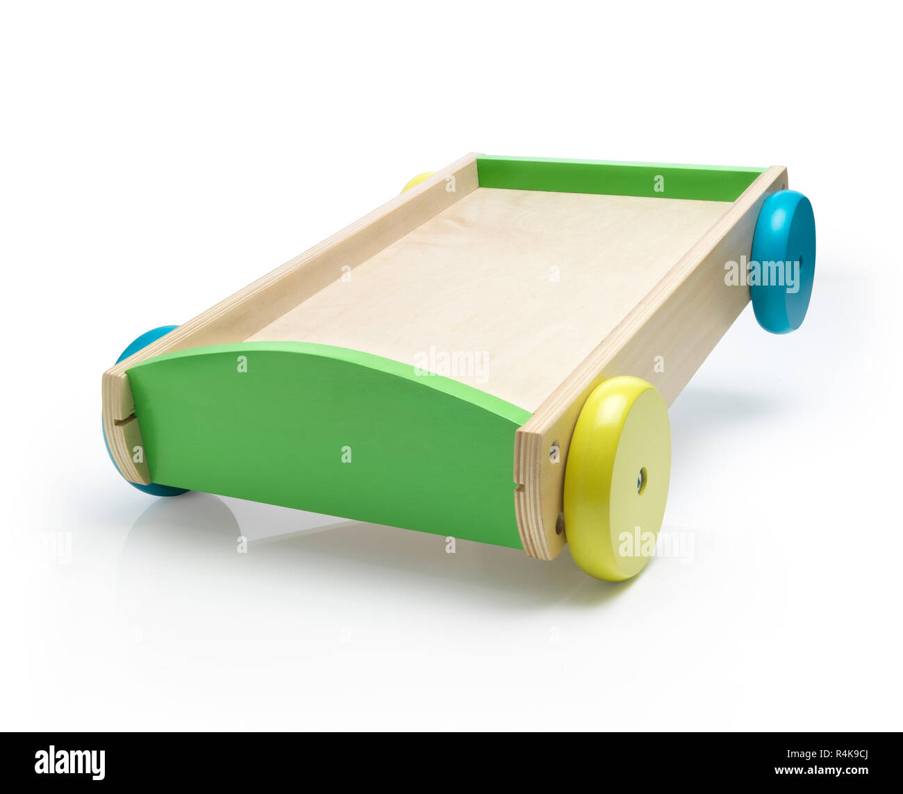 Carro de madera juguete con ruedas coloridas en la acción de frenado  Fotografía de stock - Alamy