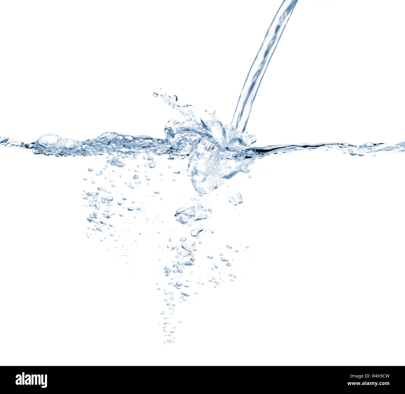 Chorro de agua salpicando contra las turbulencias de fondo blanco  Fotografía de stock - Alamy