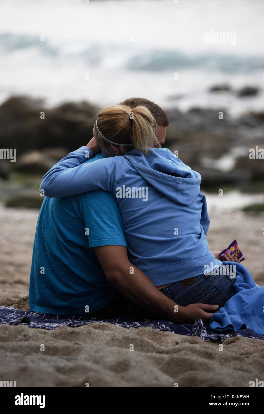 Pareja besándose en la playa fotografías e imágenes de alta resolución - Alamy Pareja besándose en la playa fotografías e imágenes de alta resolución - Alamy
