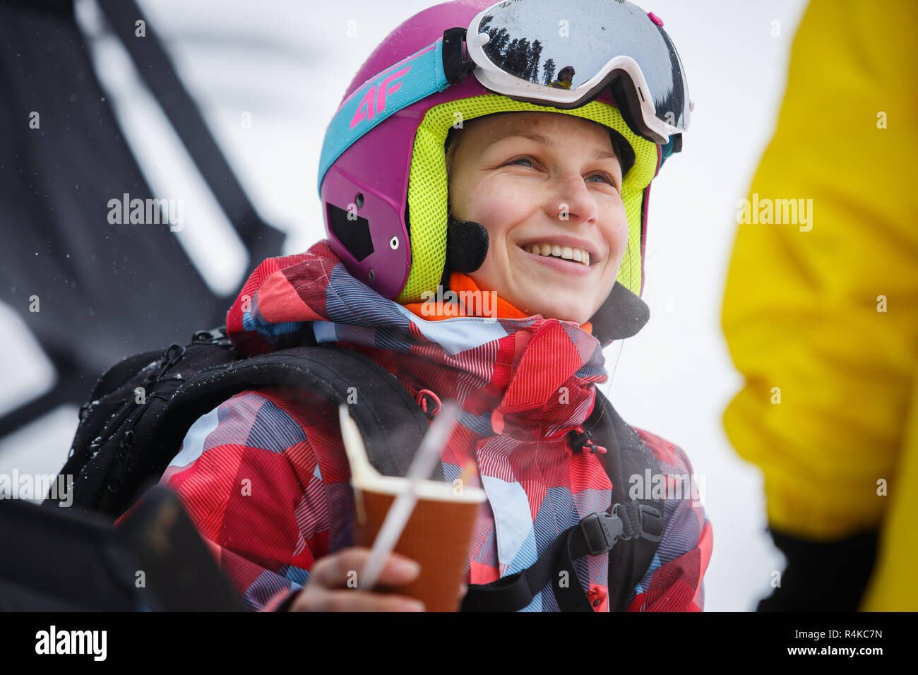 bella niña en gafas de esquí Foto de stock 1827557906