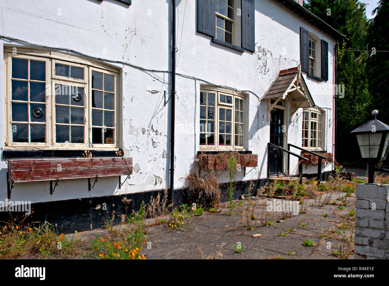 Los brazos Padwell, un popular pub ubicado en el caserío de Stone Street, Kent, cerró sus puertas en 2017 y es visto aquí en el verano de 2018. Foto de stock