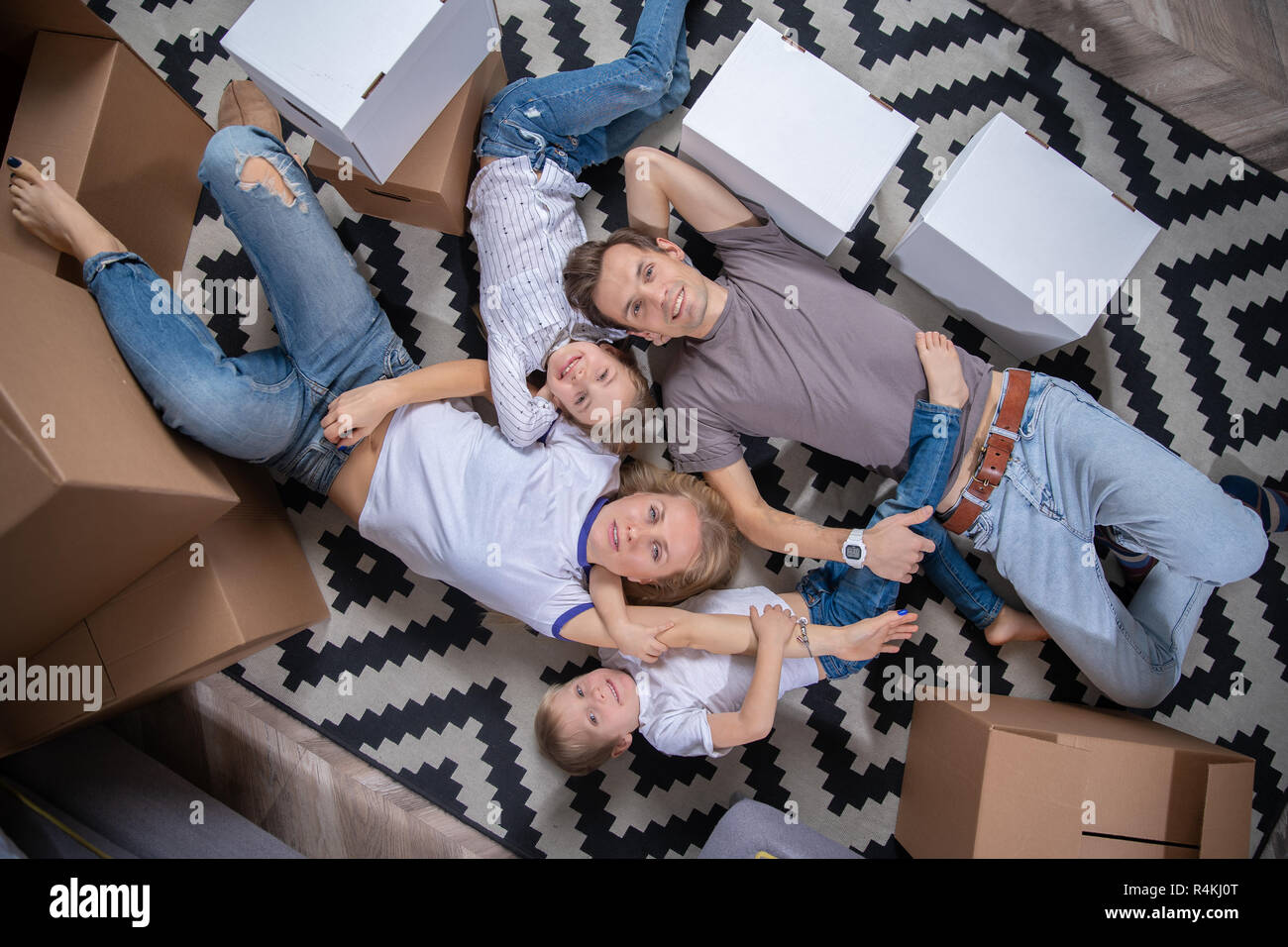 канье уэст фэймос. куча из людей. человек много лежит. фотосессия с книжкой. человек спит на полу.