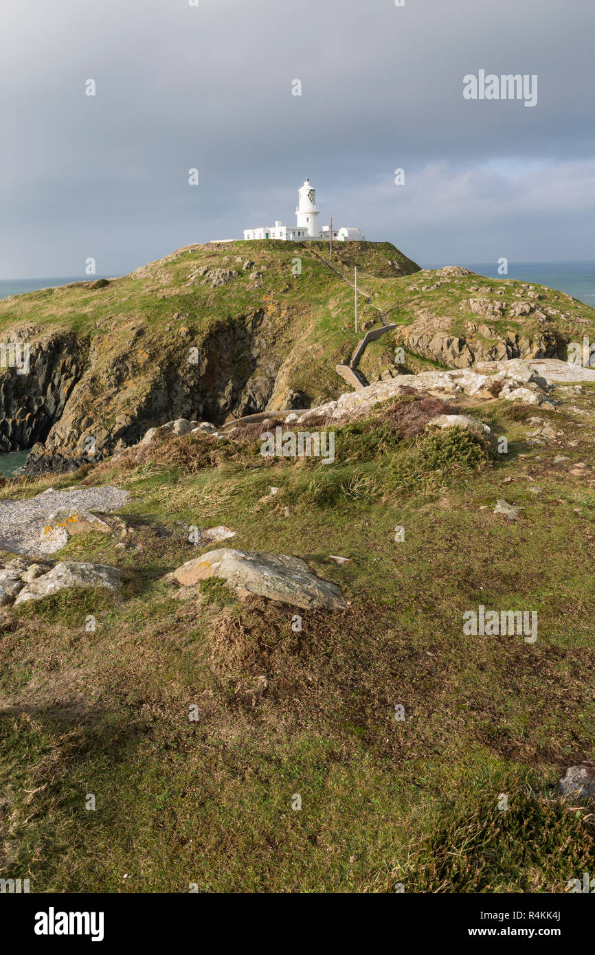 Strumble Head faro en la rocosa costa de Pembrokeshire (Gales) con el Mar de Irlanda / Mar Céltico Foto de stock