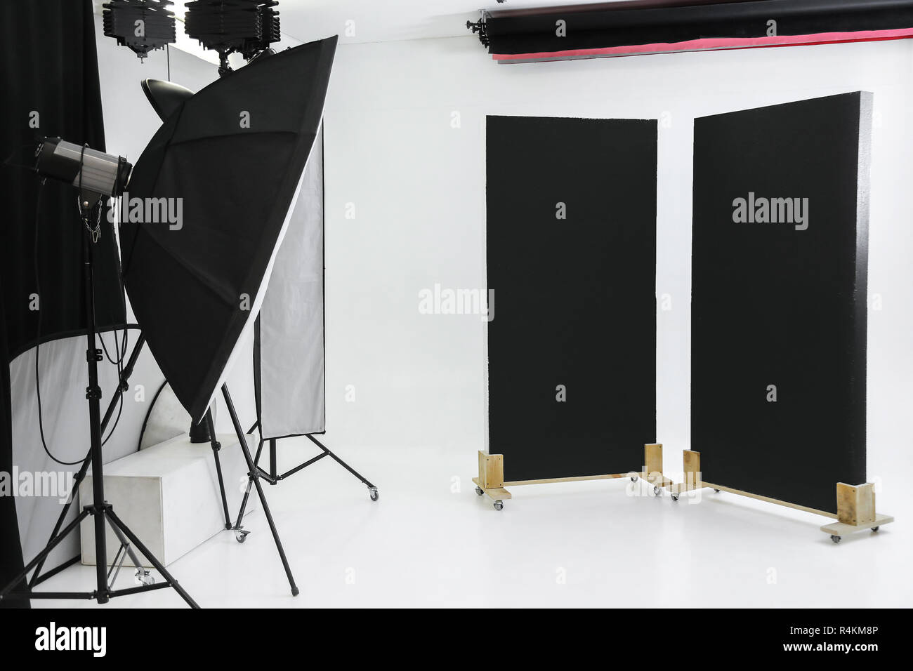 Photo Studio vacía con equipos de iluminación profesional Foto de stock